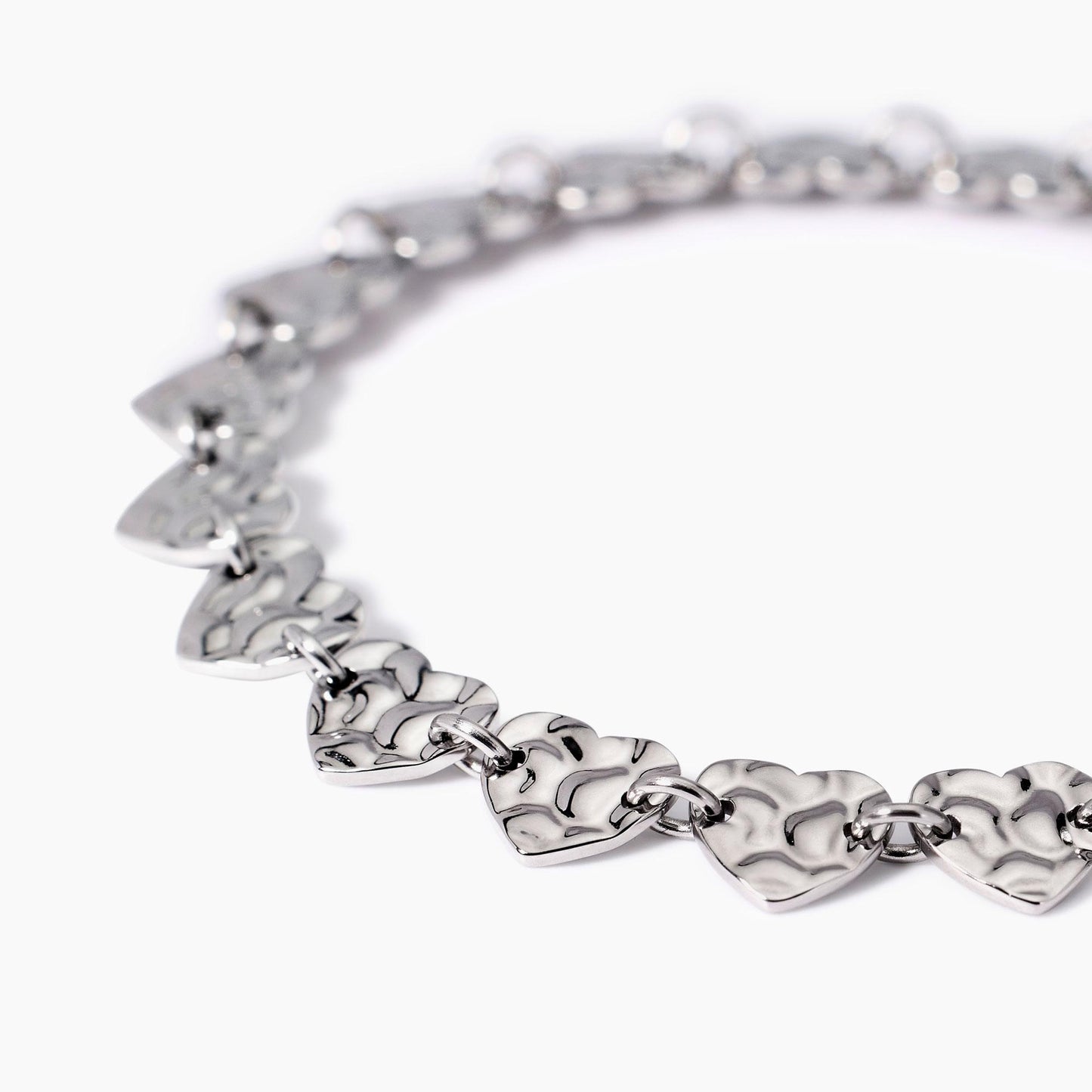 Bracciale cuori con effetto martellato in acciaio argentato