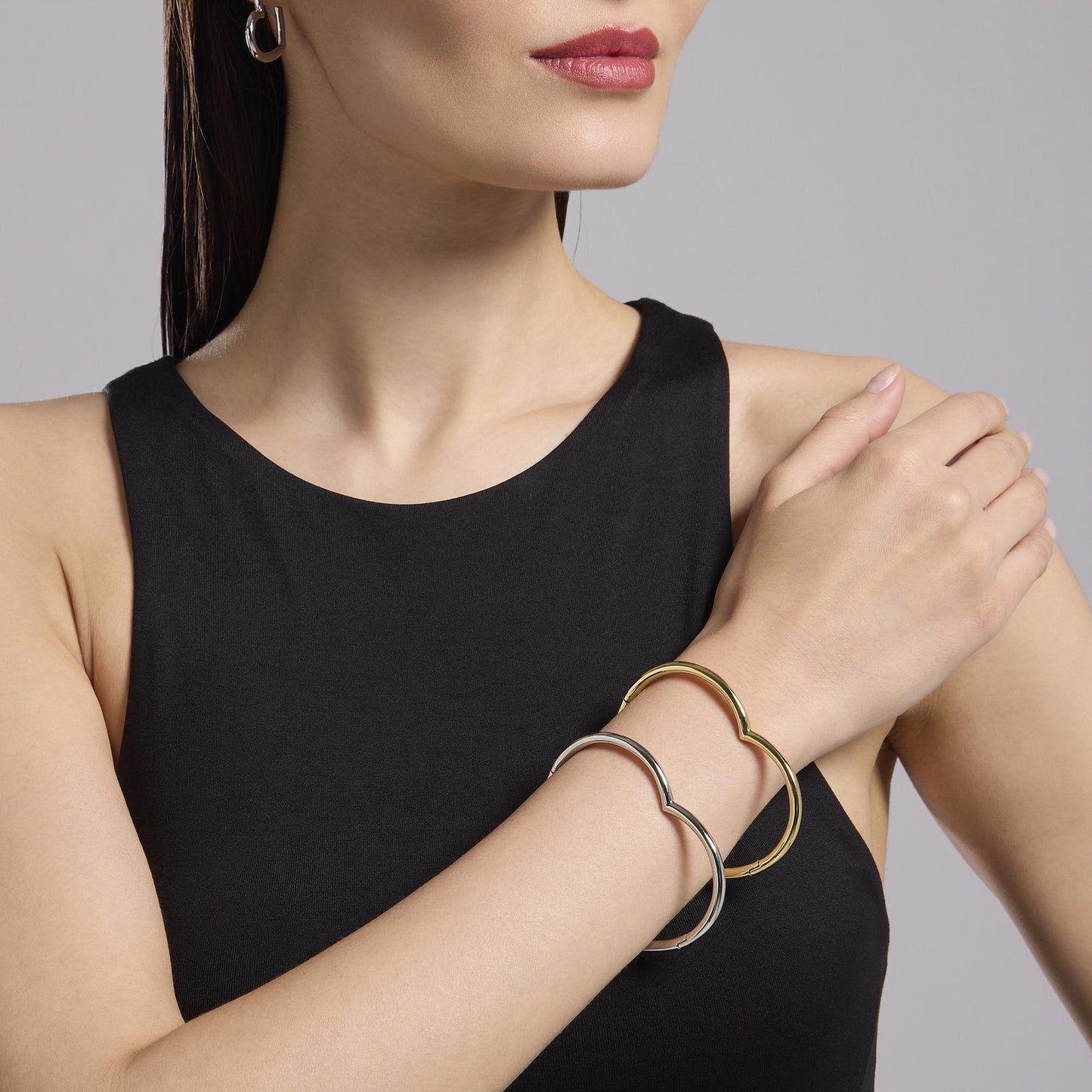 Bracciale rigido a cuore in acciaio dorato