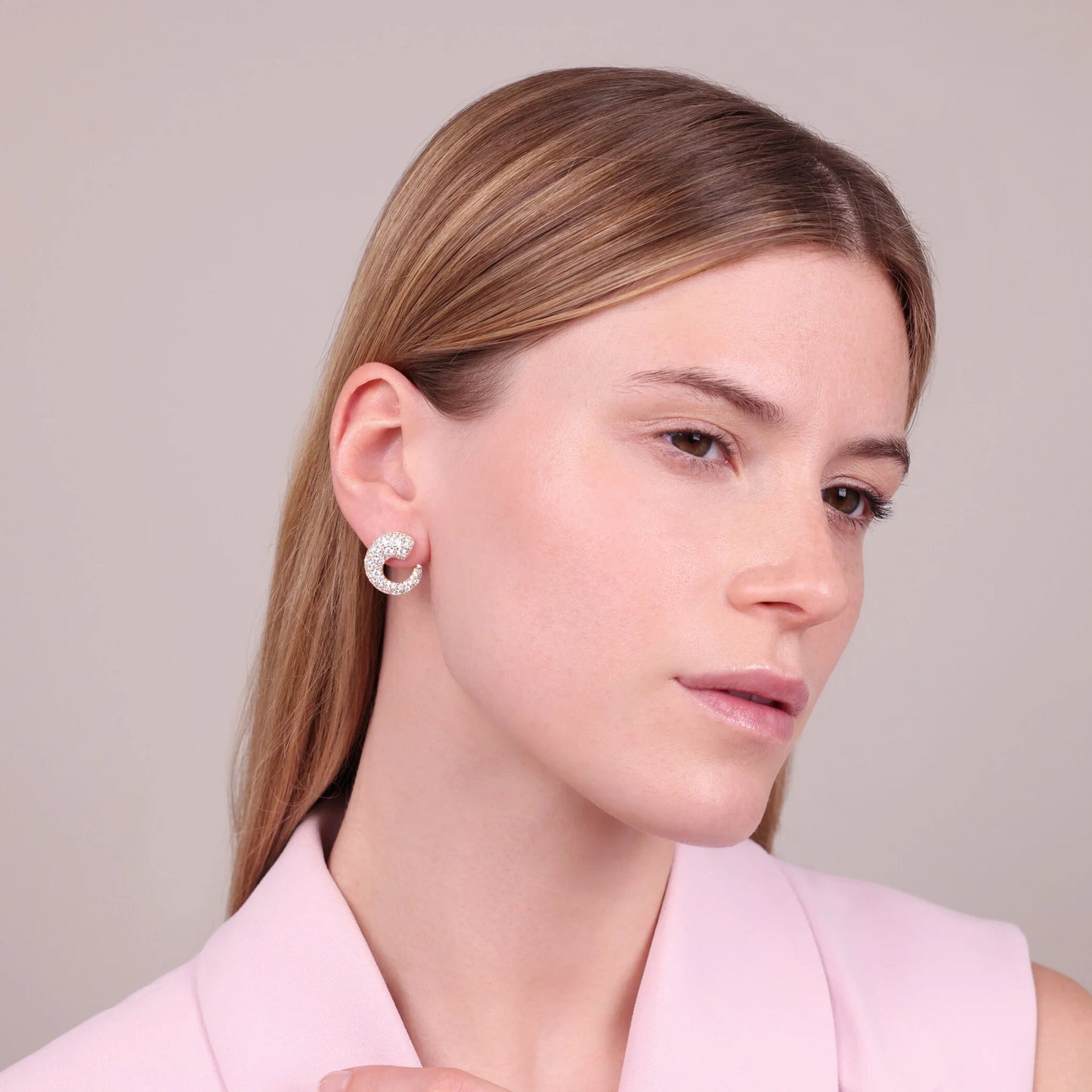 Orecchini a Lobo Golden Semicerchio Graduato in Pavé Misto